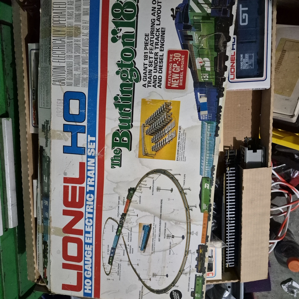 Lionel HO Gauge Electric Train Set - Blue and Green